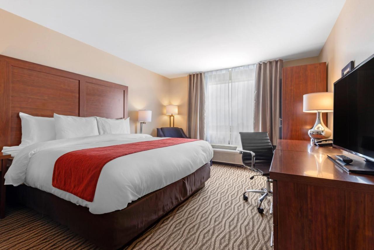 Comfort Inn & Suites Bowmanville Exterior photo